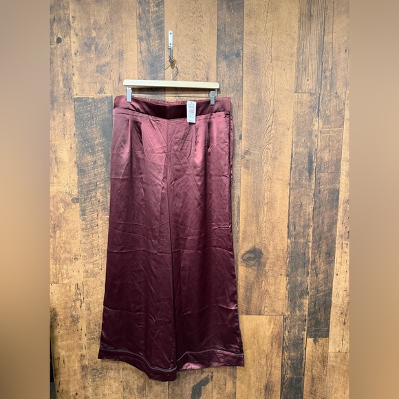 NWT Torrid Wide Leg Satin High Rise Pant 1R - Picture 2 of 8